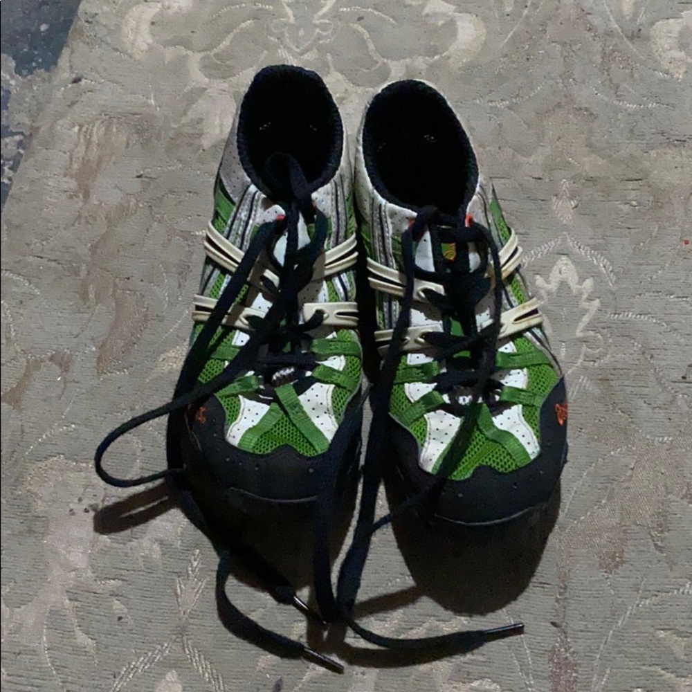 Indoor track spikes
